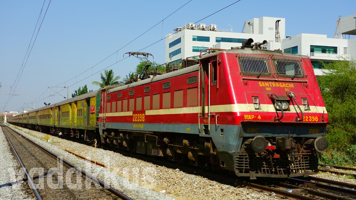 SRC WAP4 #22398 Heads the Howrah – Yeshwantpur Duronto Express | Fottams!