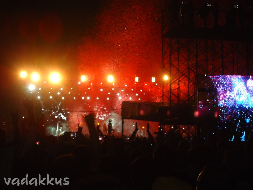 Guns N' Roses performing Paradise City in Bangalore