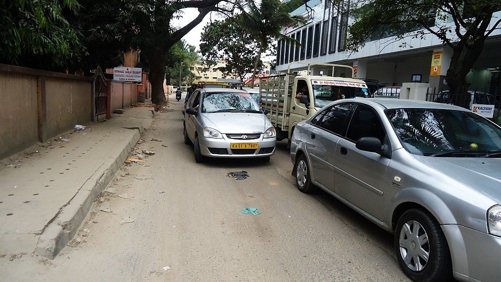 Picture of a vehicle breaking rules in Bangalore causing Traffic jams