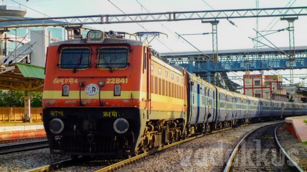 train number 16315 Bangalore Kochuveli Express large size picture of WAP4 22841 at Baiyyappanahalli