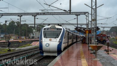 20634 Kasargod Vande Bharat Express at Kottayam on a rainy day